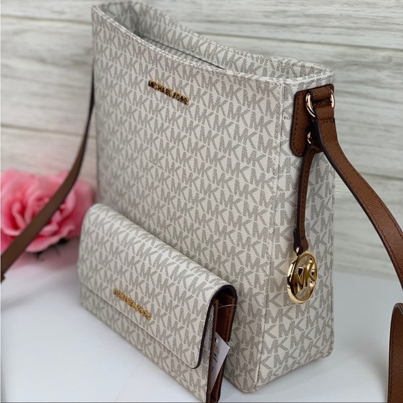 Michael Kors LG Crossbody Bag &
Wallet Set New - Picture 2 of 8
